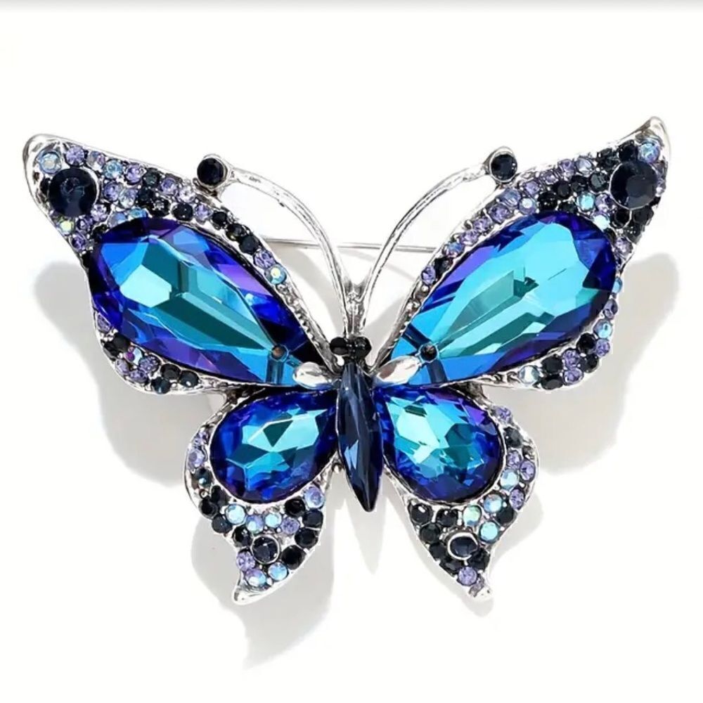 đâBetseyâJohnsonâstunningâroyalâblueâbutterflyâpendantâđ